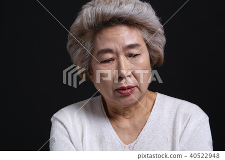 東方女人的面部表情，高級，中年，老人，祖母，特寫，擔心，擔心，懷疑 40522948