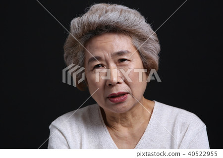 東方女人的面部表情,高級,中年,老人,祖母,特寫,擔心,擔心,懷疑 東方女人的面部表情,高級,中年,老人,祖母,特寫,擔心,擔心,懷疑 40522955