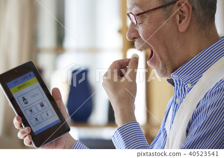 Senior health care 40523541