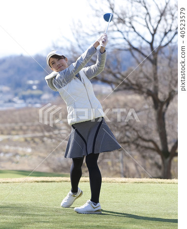 女子打高爾夫球 40523579