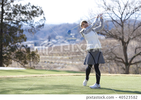 女子打高爾夫球 40523582