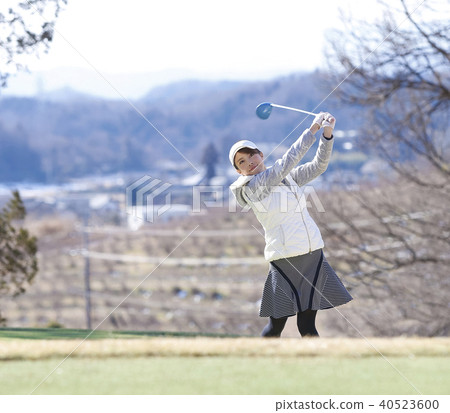 Women playing golf Women playing golf 40523600