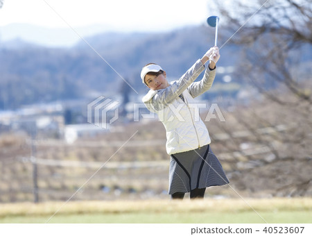 Women playing golf 40523607