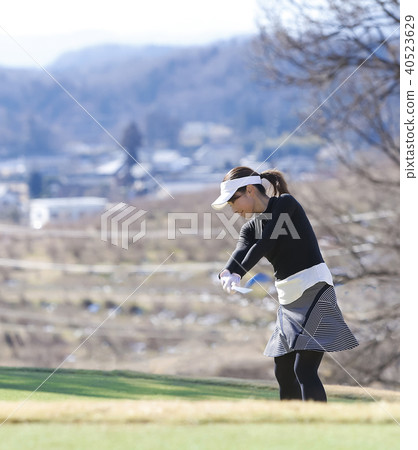 女子打高爾夫球 女子打高爾夫球 40523629