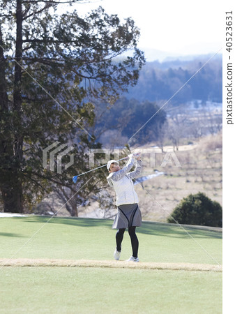 Women playing golf 40523631