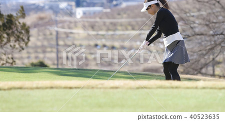 女子打高爾夫球 40523635