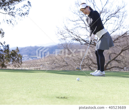 Women playing golf Women playing golf 40523689