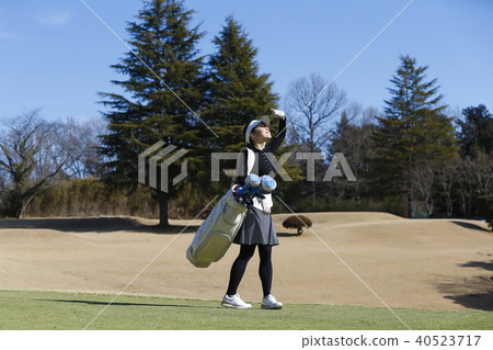 女子打高爾夫球 40523717