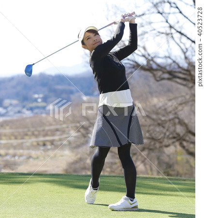 Women playing golf 40523728