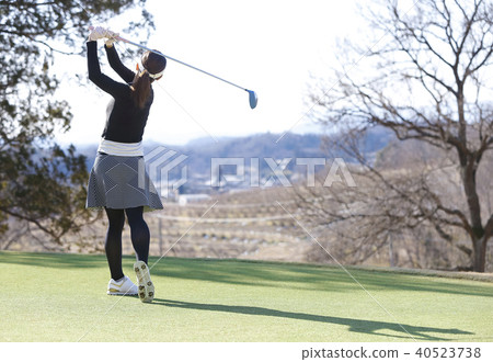 Women playing golf 40523738