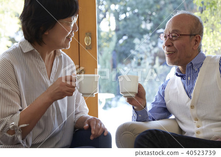 Senior couple tea time 40523739