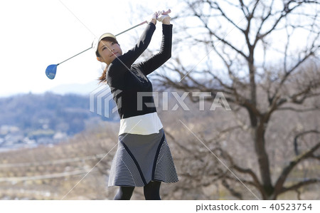 Women playing golf Women playing golf 40523754