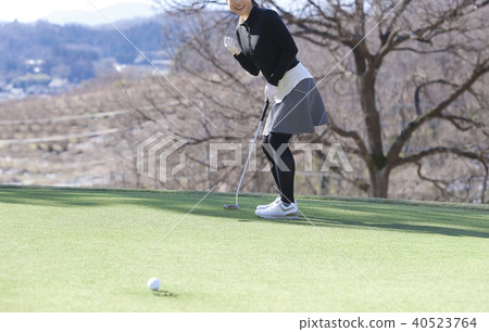Women playing golf 40523764