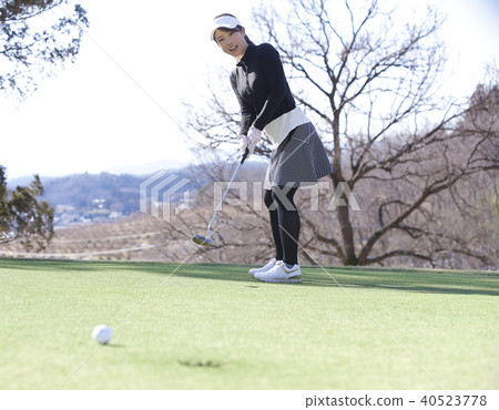 女子打高爾夫球 女子打高爾夫球 40523778