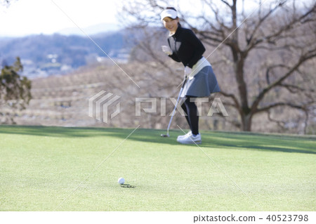 Women playing golf Women playing golf 40523798