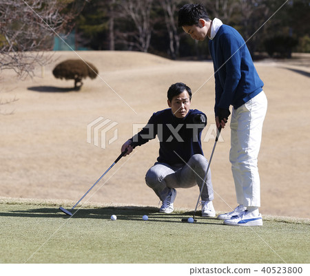 Men who play golf 40523800