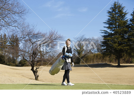 女子打高爾夫球 40523889