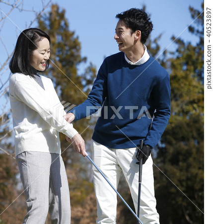 參加高爾夫課程的人 參加高爾夫課程的人 40523897