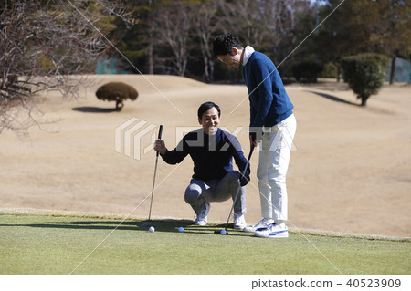 Men who play golf 40523909
