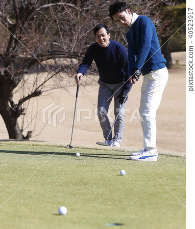 Person who takes golf lessons 40523917