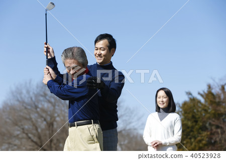 參加高爾夫課程的人 40523928