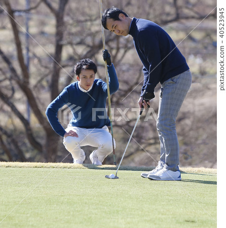 Men who play golf 40523945