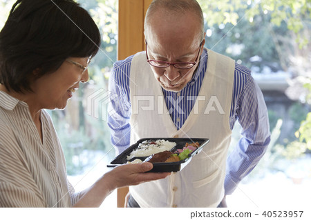 Senior couple food delivery Senior couple food delivery 40523957
