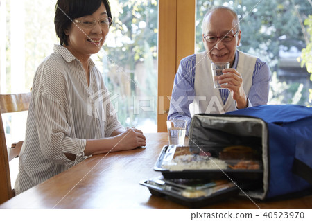 Senior couple food delivery Senior couple food delivery 40523970