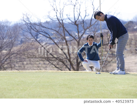 Men who play golf 40523973