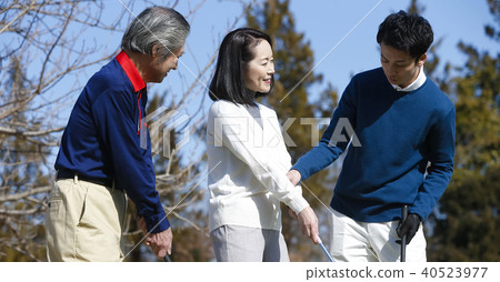 參加高爾夫課程的人 40523977