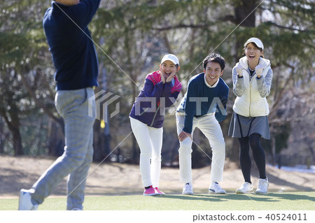 Men who play golf 40524011