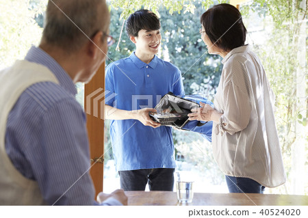 Senior couple food delivery Senior couple food delivery 40524020