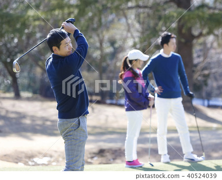 Men and women playing golf 40524039