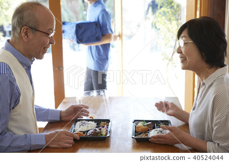 Senior couple food delivery Senior couple food delivery 40524044