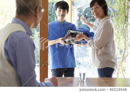 Senior couple food delivery Senior couple food delivery 40524046