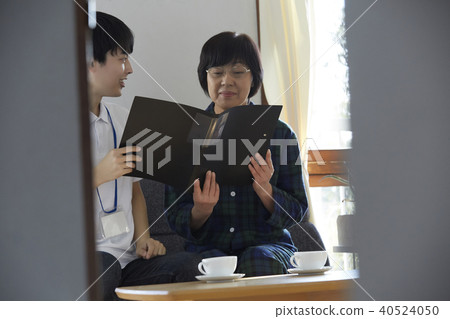 Senior visiting care Senior visiting care 40524050