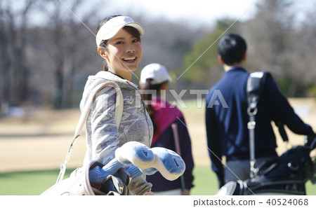 Women playing golf 40524068