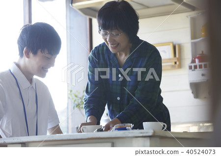 Senior visiting care Senior visiting care 40524073