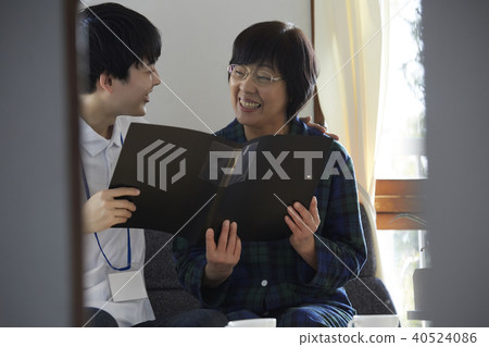 Senior visiting care 40524086