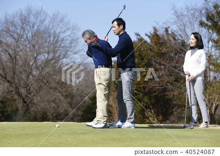 Person who takes golf lessons 40524087