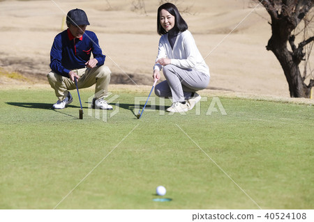 Men and women playing golf 40524108