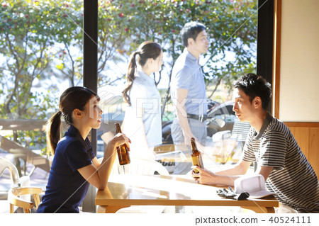 Men and women who play golf Men and women who play golf 40524111