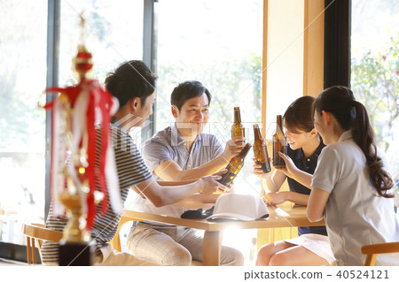 打高爾夫球的男人和女人 40524121