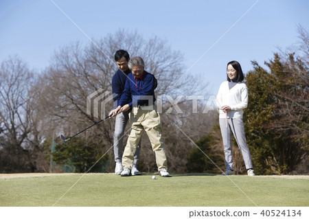 Person who takes golf lessons 40524134