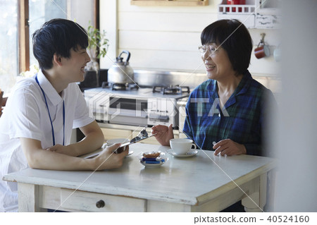 Senior visiting care Senior visiting care 40524160