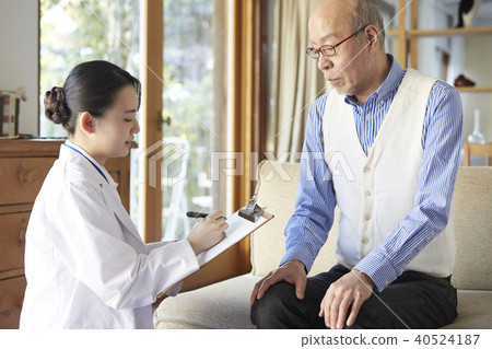 Senior visiting care 40524187