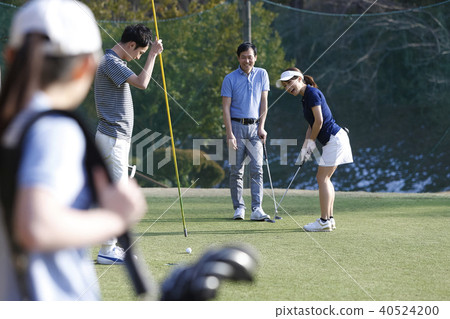 Men and women playing golf 40524200