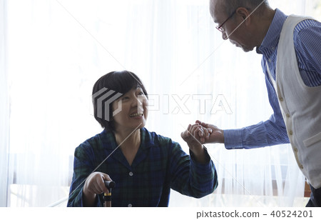 Senior couple care 40524201