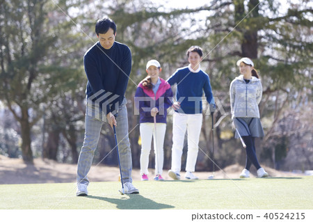 男人和女人打高爾夫球 40524215