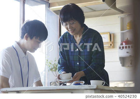 Senior visiting care 40524230